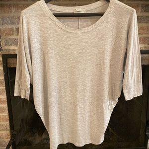 Light gray 3/4 sleeve shirt